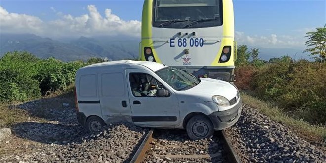 Hatay'da yk treni hafif ticari araca arpt: 2 yaral