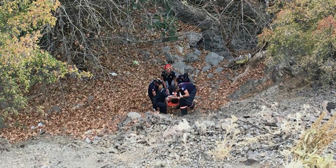 Manisa'da bir kişi ihtiyaç gidermek isterken uçurumdan yuvarlandı