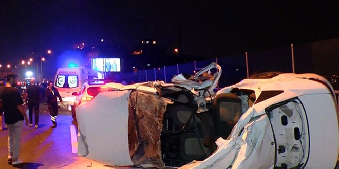 Lastiği patlayan otomobil kazaya neden oldu: 3 ölü, 3 yaralı