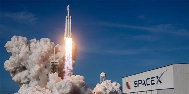 Dünyada bir ilk yaşandı: 4 uzay turisti astronotsuz yola çıktı