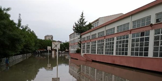 Samsun'da sağanak sonrası iki okulda eğitime ara