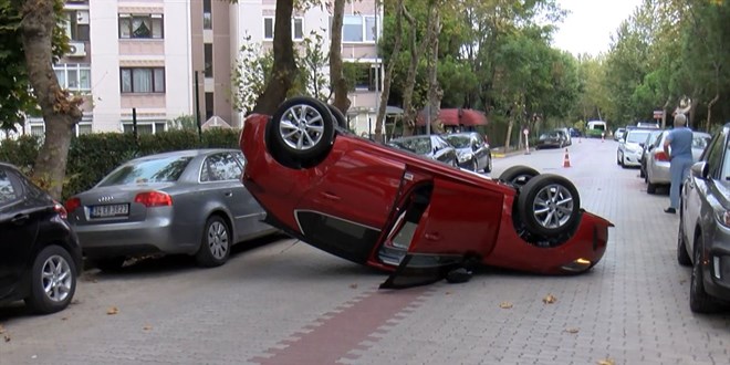 Otomobili 10 gün önce almıştı ara sokakta ters döndü