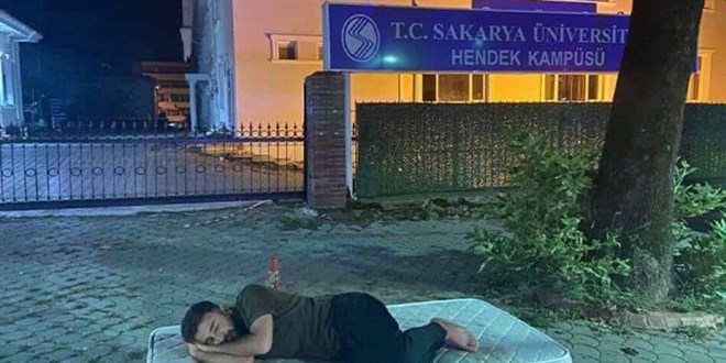 Ev kiralarına tepki için üniversite kapısına yatak koyup yattılar