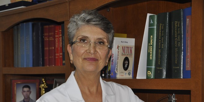 Profesr, dekan iken hukuk fakltesini bitirdi