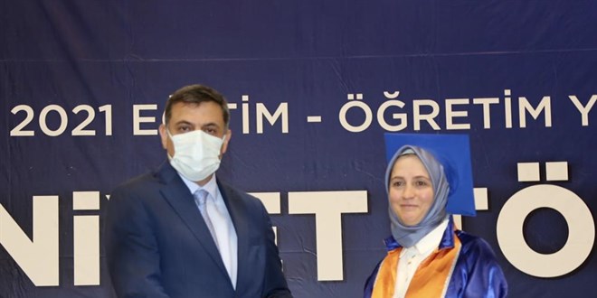 52 yaşındaki 3 çocuk annesi üniversiteyi birincilikle bitirdi