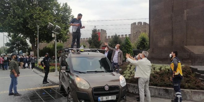 Kahraman polis memuru canını hiçe sayıp intihar girişimini önledi