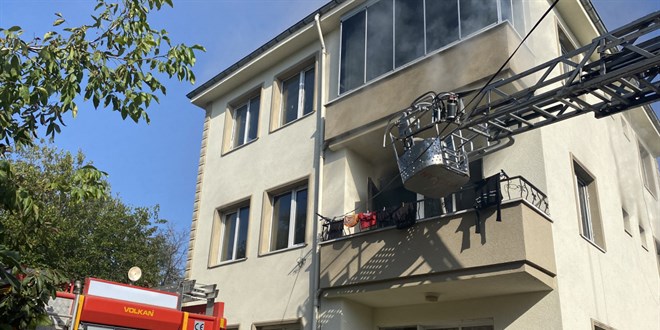 Telefon arjdayken prizden yangn kt, aile son anda kurtuldu