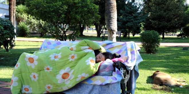 Kimsesiz kadn 3 aydr parkta yatyor