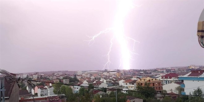 stanbul'da kuvvetli saanak ve frtna etkili oluyor