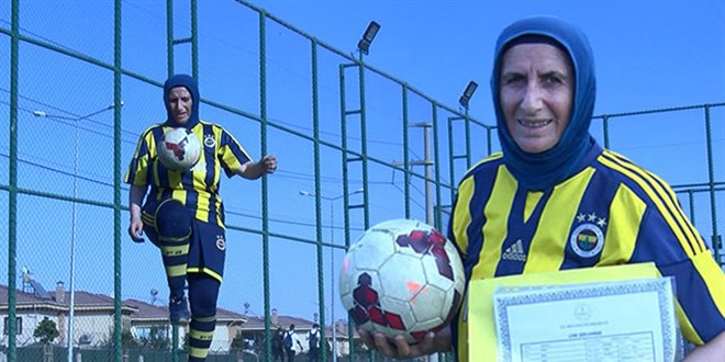 Azize, antrenörlük hayali için 53 yaşında lise diploması aldı