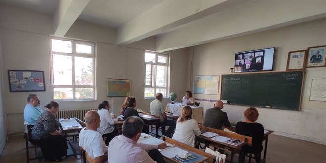 Yıkılacak okullarına veda için 40 yıl sonra bir araya geldiler