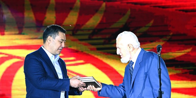 Prof. Dr. Akşit, Kırgızistan Cumhurbaşkanı'na kitabını hediye etti