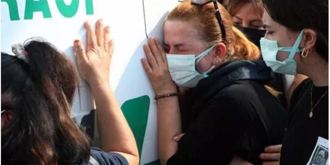 Koronavirüsten ölen doktora hastane önünde gözyaşlarıyla veda