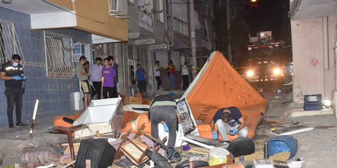 Ev sahibinin 'evden çık' dediği kiracı, eşyaları sokağa fırlattı