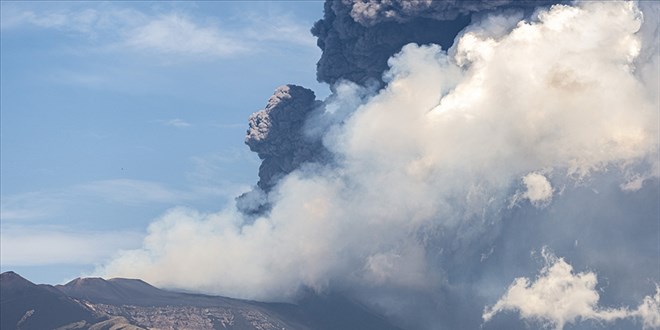 İtalya'da Etna Yanardağı yeniden kül ve lav püskürttü