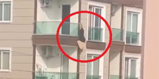 Çığlık atarak balkona çıkan kadın ikinci kattan düştü; o anlar kamerada
