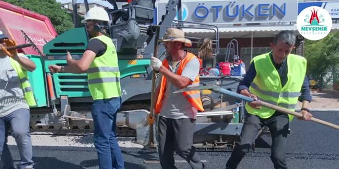 Belediye işçileri hem yol yaptılar, hem 'rap' yaptılar