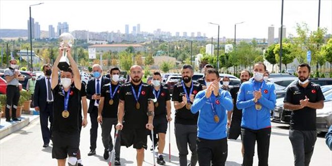 Ampute Milli Futbol Tak�m� 'kupa' s�z� verdikleri sa�l�k��lar� ziyaret etti