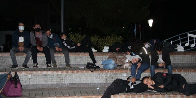 Vali açıkladı: Parkta uyuyan gençlerin hiçbirinin yurt talebi yok