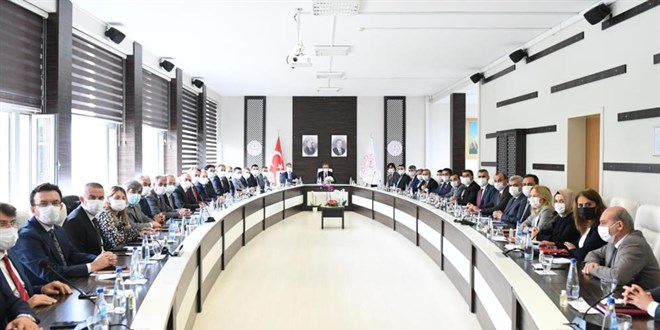 Bakan Özer, ilçe milli eğitim müdürleri ile bir araya geldi