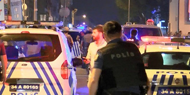 Polisin kullandığı motosiklet, tramvay yolunda yayaya çarptı