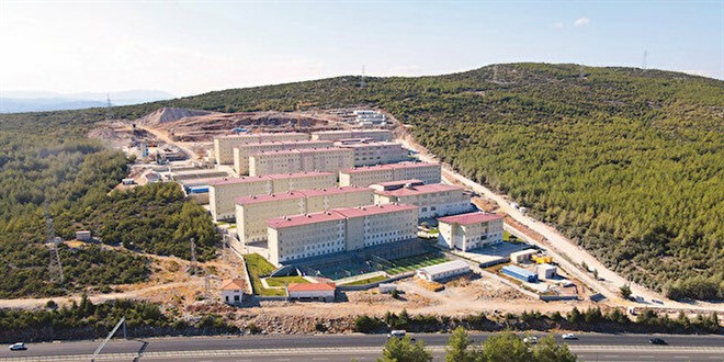 Atık su problemi çözülmeyen öğrenci yurdu Muğla'da çıktı