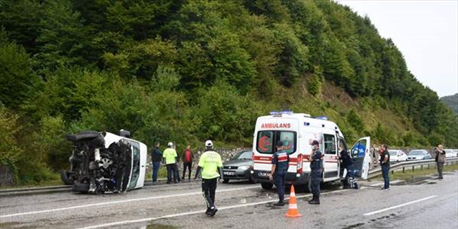 Bartn'da ii servisinin devrildii kazada 11 kii yaraland