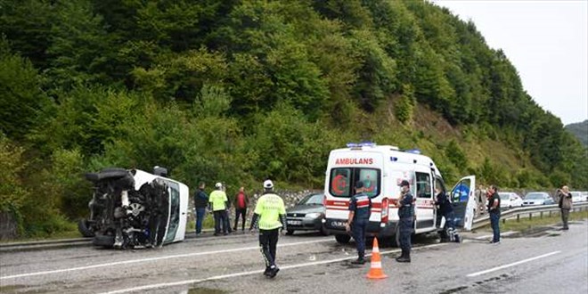 Bartın'da işçi servisinin devrildiği kazada 11 kişi yaralandı