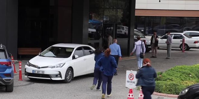 Denizli'de doktoru bıçakla yaralayan kişi kaçtı