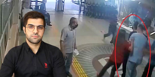 Doktoru, güvenlik görevlilerinin gözü önünde bıçaklamış