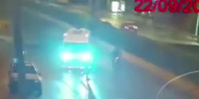 Polis sürüklenerek motosiklet sürücüsünü yakaladı! İşte o anlar