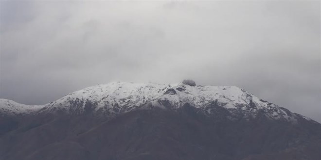 Erzincan ve Ardahan'ın zirvelerine mevsimin ilk karı düştü