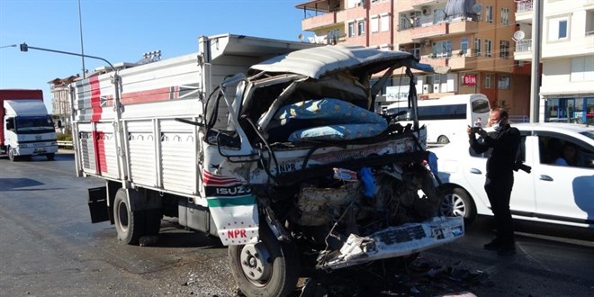 Kamyon, kırmızı ışıkta bekleyen tıra çarptı: 1 ölü