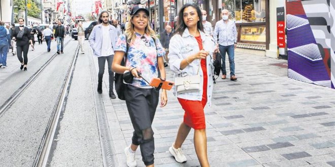 Uyarılara rağmen artık maske ve mesafeye dikkat edilmiyor