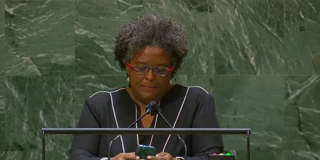 Barbados Babakan, bo BM salonuna telefondan konuma okudu