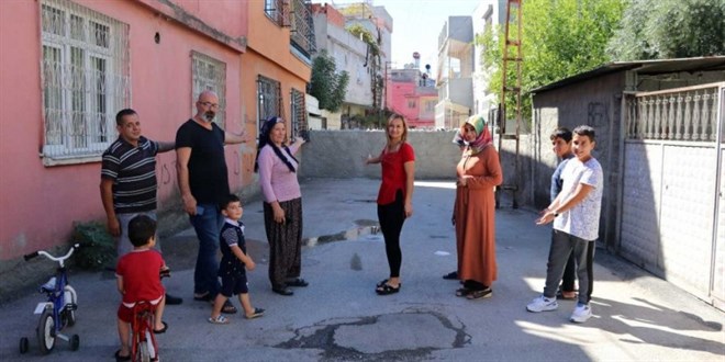 Tapulu arazim diyerek sokağı duvar örerek kapattı