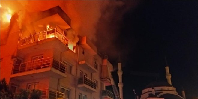 �fkeli koca binay� ate�e verdi, mahalleli soka�a d�k�ld�