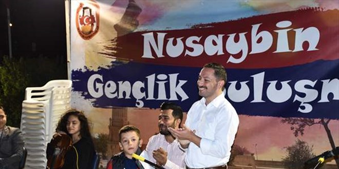 Kaymakam, Gençlik Buluşmasında saz çaldı, türkü söyledi