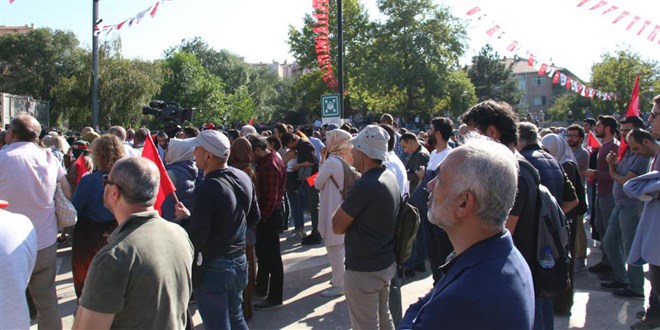 Aşı karşıtları bu kez Ankara'da miting yaptı, polise yumruk atıldı