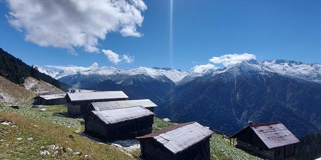 Kaçkar Dağları'ndaki yaylalar beyaz örtüyle kaplandı