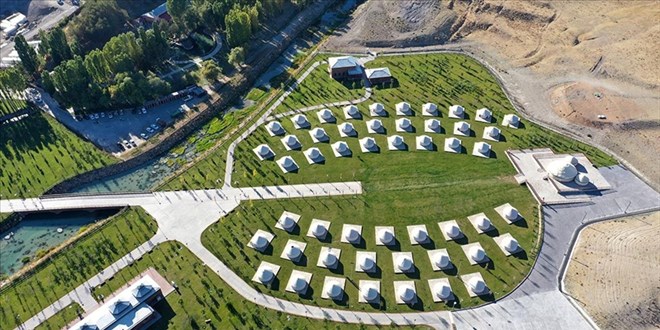 İçinde han otağı bulunan millet bahçesi yoğun ilgi görüyor