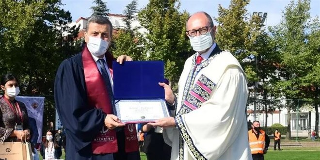Gazi Üniversitesi Rektörü AÖF'den mezun oldu ve kep attı
