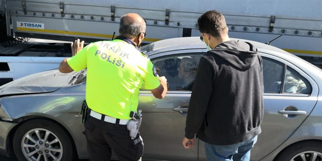 Radara giren sürücü dur ihtarına uymadı, polis aracına vurup kendini araca kilitledi