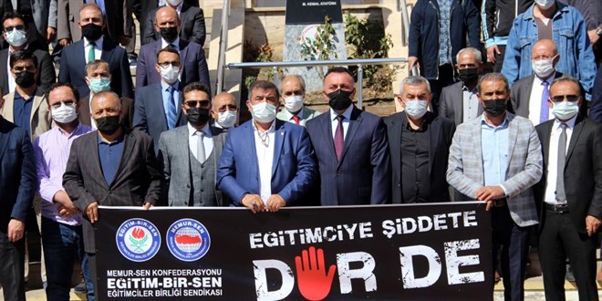 Darp edilen okul müdürüne meslektaşları destek çıktı