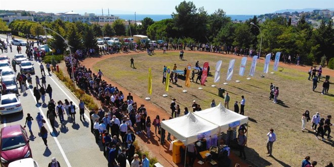 Üniversitede sosyal mesafesiz bedava köfte ekmek kuyruğu