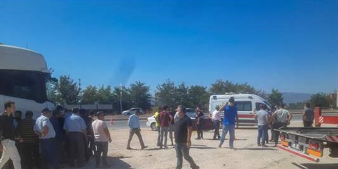 Yolun karşısına geçerken iki farklı otomobilin çarptığı kişi öldü