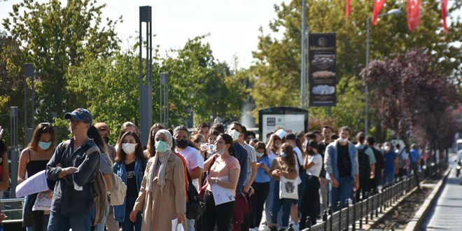 Edirne'de üniversitelilerin belediye önünde 'Kent Kart' kuyruğu