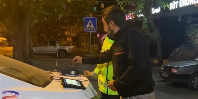 Alkolmetreyi pos cihazı zannedip ödeme yapmaya çalıştı