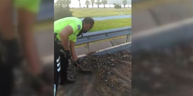 Kamyondan yola dökülen molozları trafik polisleri temizledi