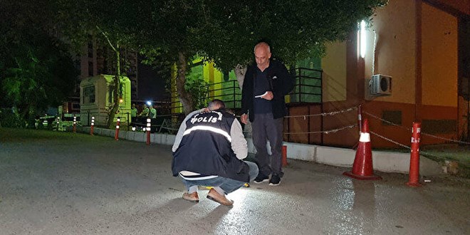 Bekçiden kaçarken belindeki tabanca ateş alınca kendini vurdu